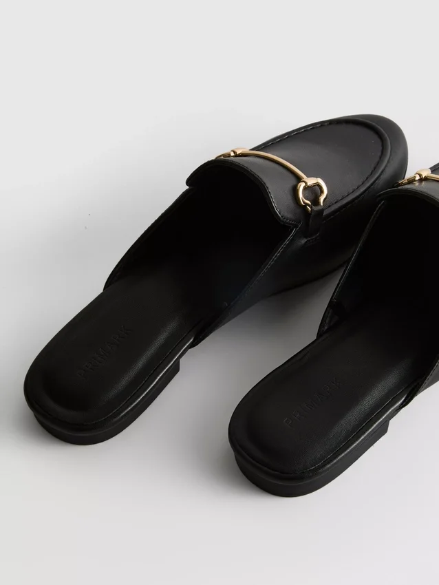 Loafers i konstläder med snabbitsspännen