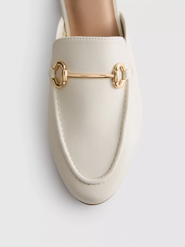 Loafers i konstläder med snabbitsspännen