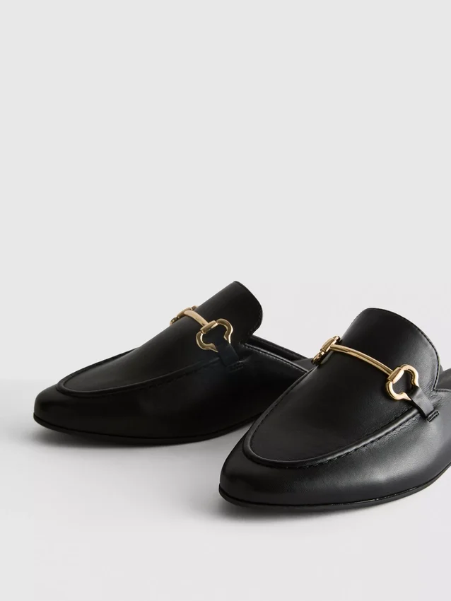 Loafers i konstläder med snabbitsspännen
