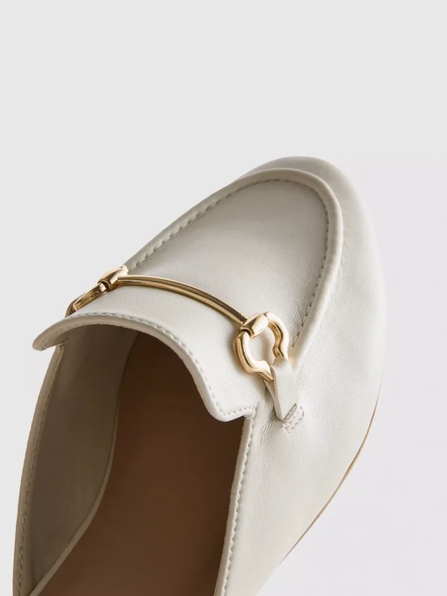 Loafers i konstläder med snabbitsspännen
