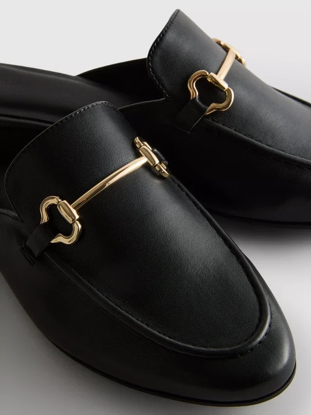 Loafers i konstläder med snabbitsspännen