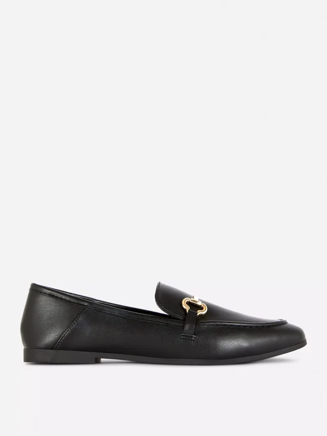 Loafers i konstläder med spänne