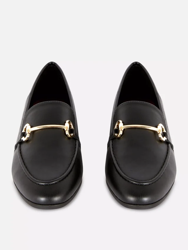 Loafers i konstläder med spänne