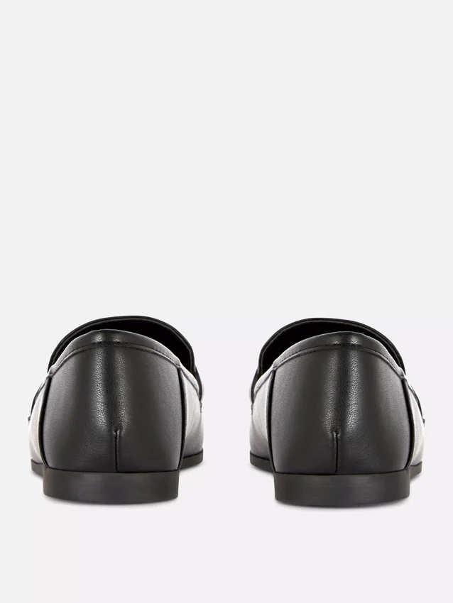 Loafers i konstläder med spänne