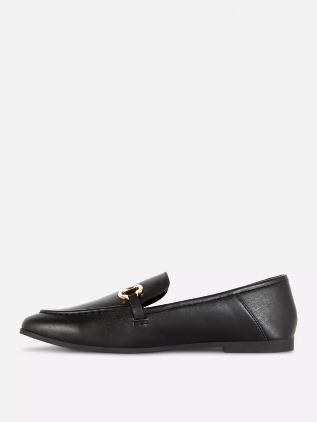 Loafers i konstläder med spänne