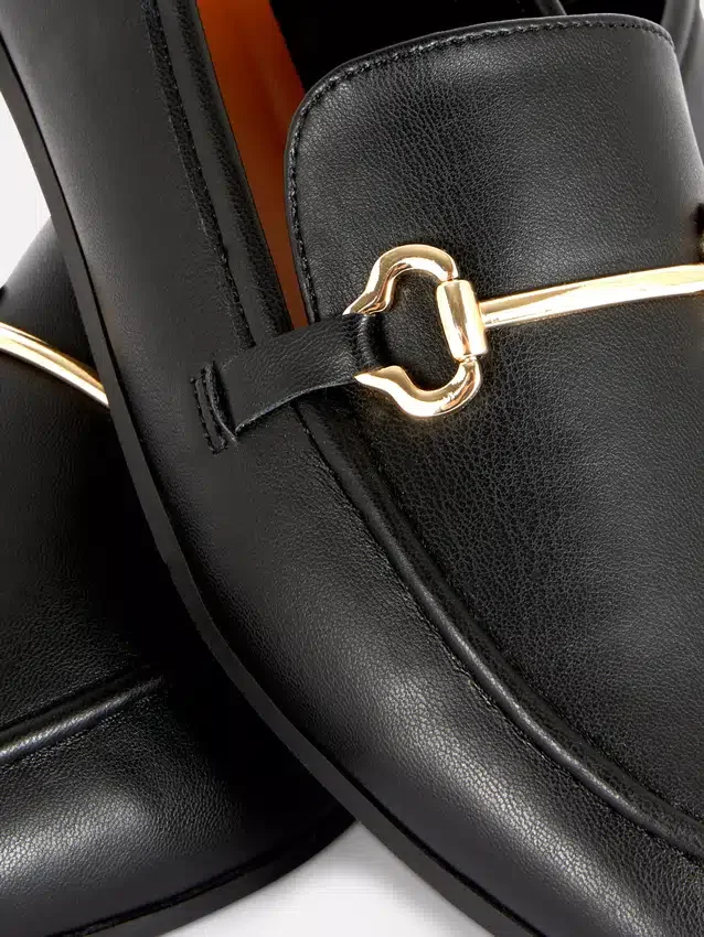 Loafers i konstläder med spänne