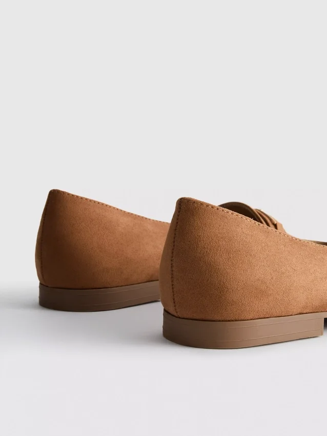 Loafers med bred passform och låg vrist