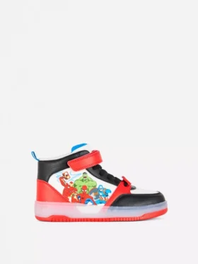Marvel-sneakers med lysande detaljer och högt skaft