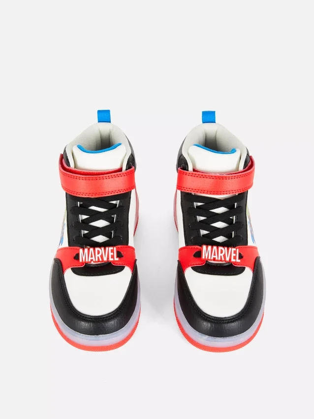 Marvel-sneakers med lysande detaljer och högt skaft