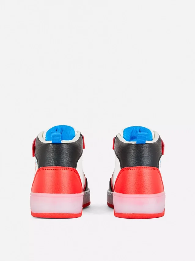 Marvel-sneakers med lysande detaljer och högt skaft