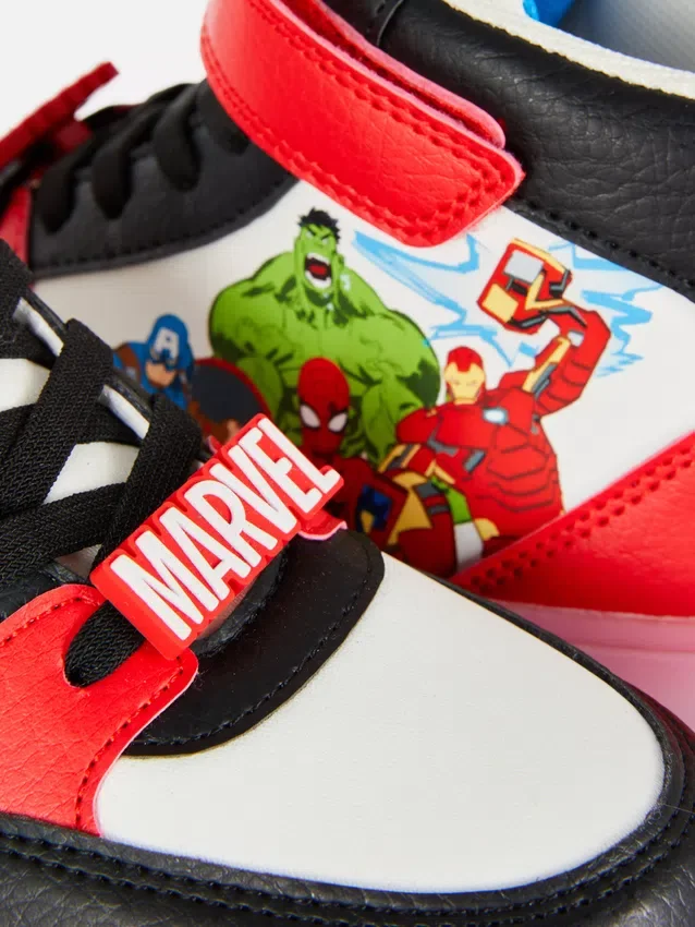 Marvel-sneakers med lysande detaljer och högt skaft