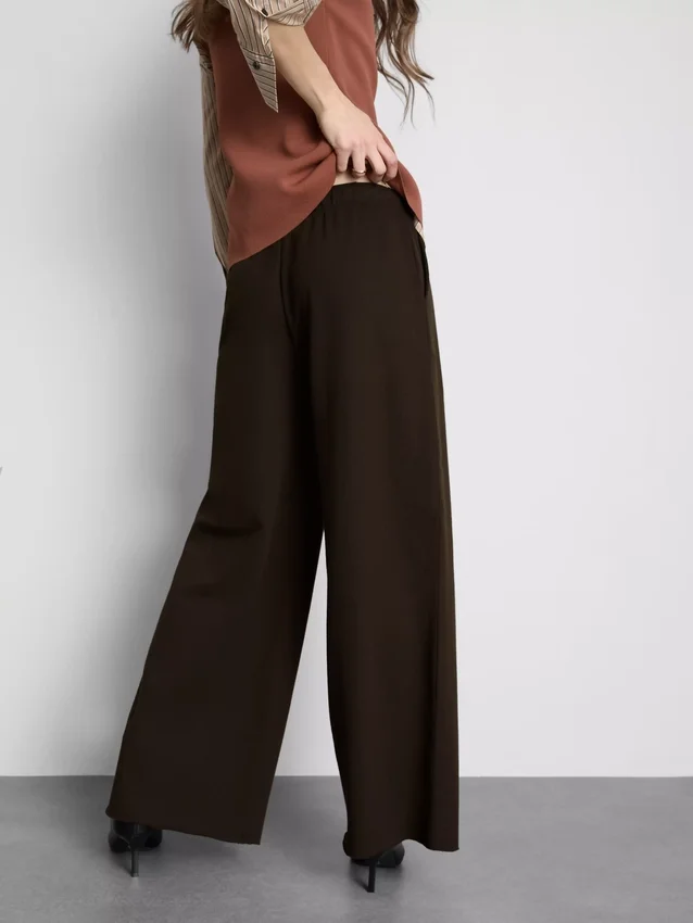 Mjukisbyxor i bomullsblandning med vida ben