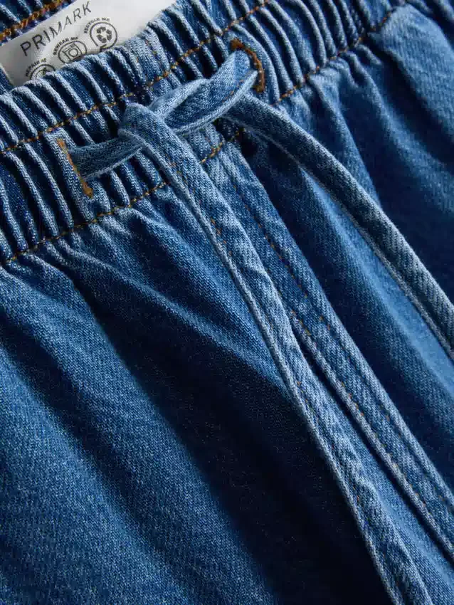 Mjukisbyxor i bomullsdenim med avsmalnande ben
