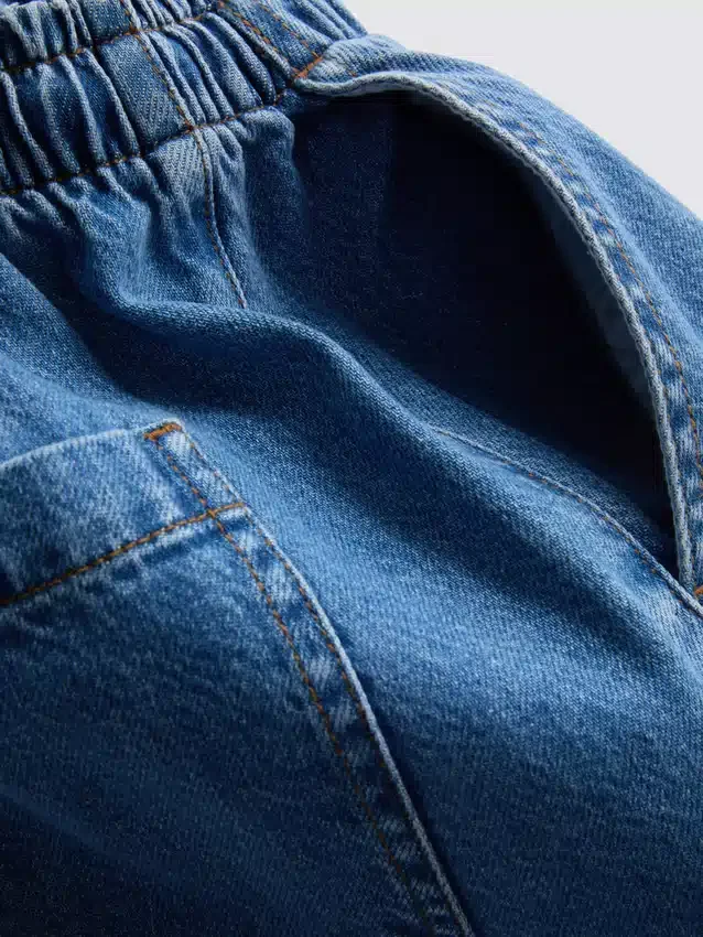 Mjukisbyxor i bomullsdenim med avsmalnande ben