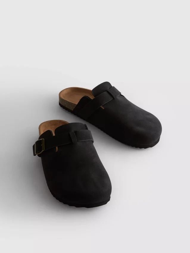 Mule-tofflor med täckt tå