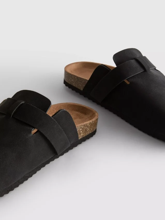 Mule-tofflor med täckt tå