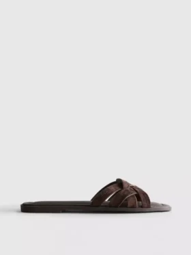 Mules med flätade remmar