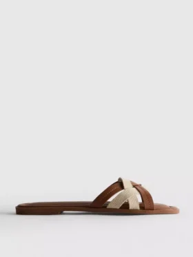 Mules med flätade remmar