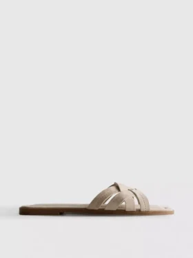 Mules med flätade remmar