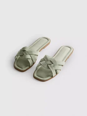 Mules med flätade remmar