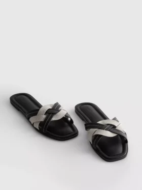 Mules med flätade remmar