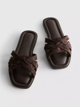 Mules med flätade remmar