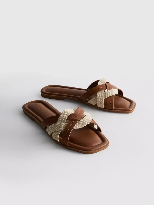 Mules med flätade remmar