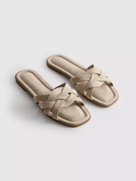 Mules med flätade remmar