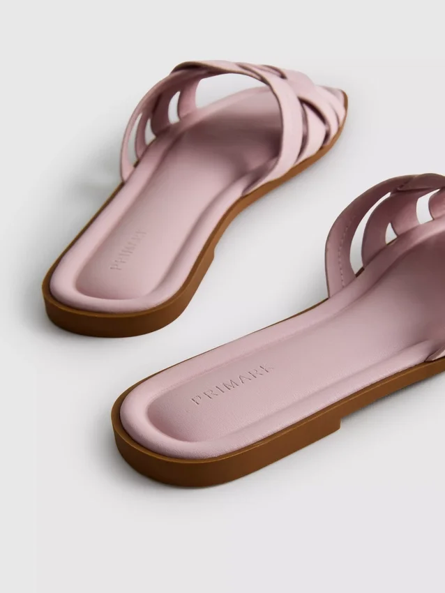 Mules med flätade remmar