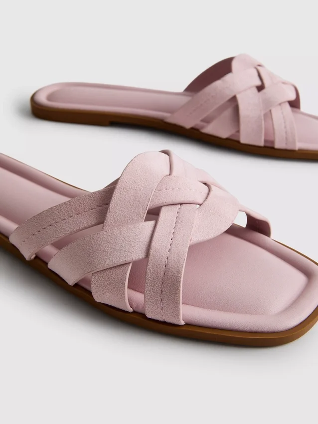Mules med flätade remmar