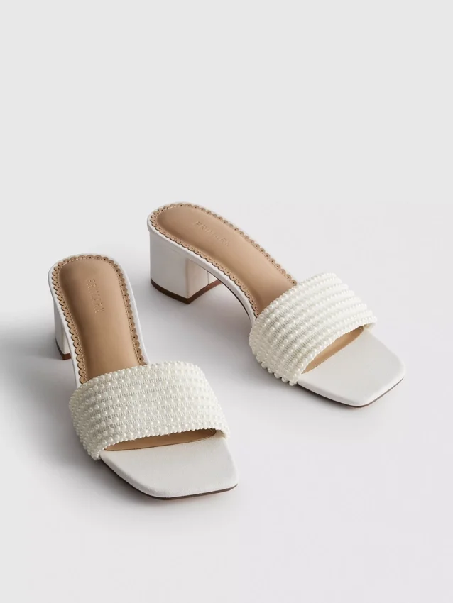 Mulesandaler med blockklack och imiterade pärlor