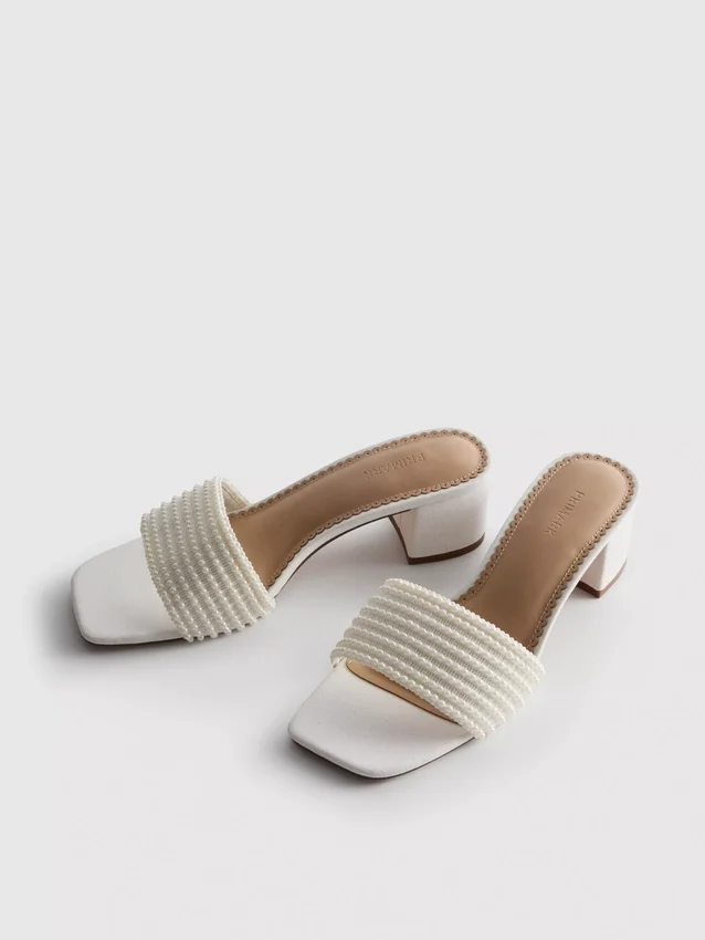 Mulesandaler med blockklack och imiterade pärlor