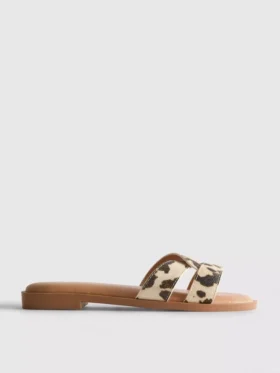 Mulesandaler med korsade remmar