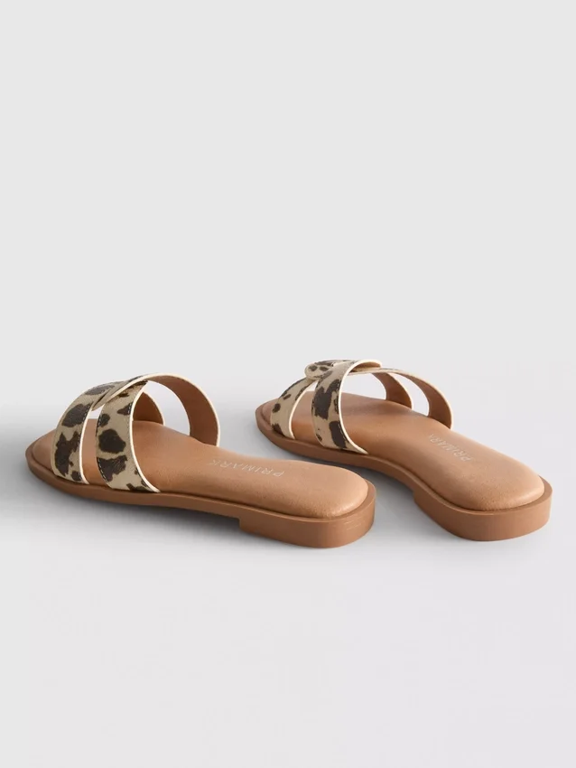 Mulesandaler med korsade remmar
