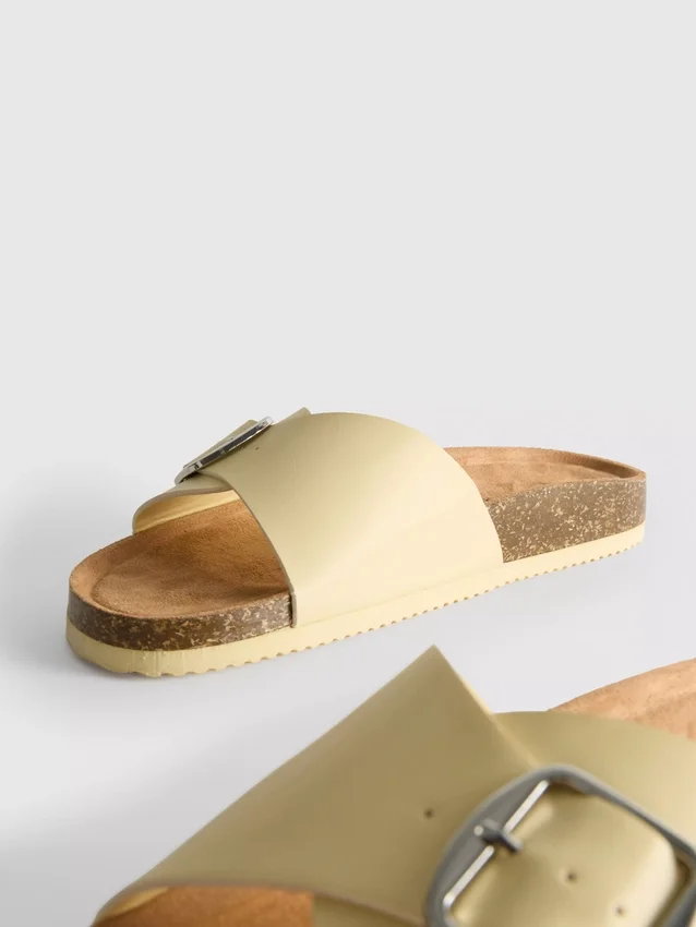Mulesandaler med spänne