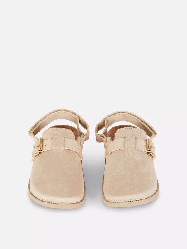 Mulesandaler med täckt tå