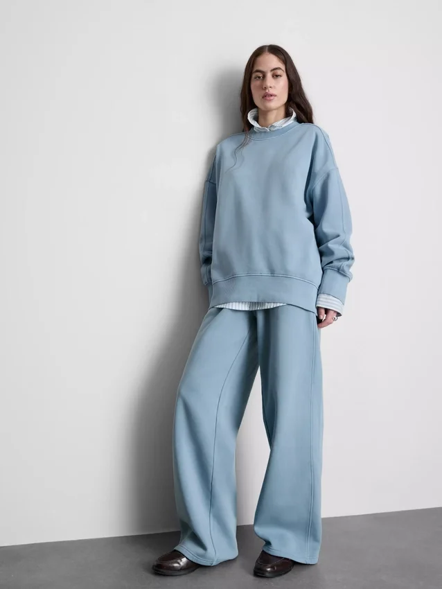 Oversized-tröja med neddragna axlar