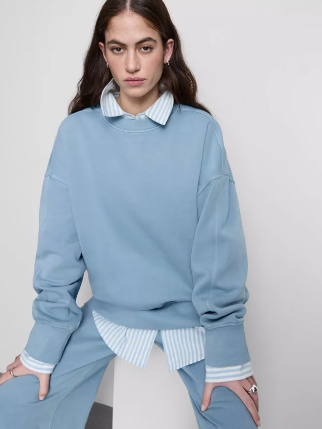 Oversized-tröja med neddragna axlar