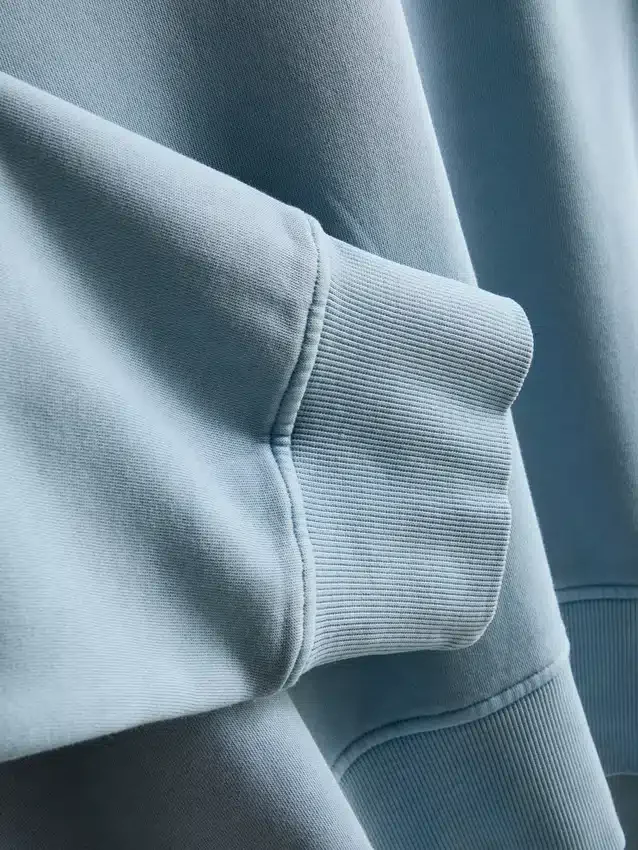 Oversized-tröja med neddragna axlar