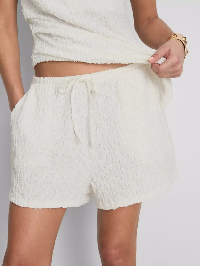 Paula Echevarría avslappnade skrynkliga shorts