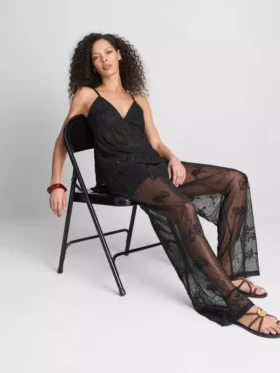 Paula Echevarría babydoll-top med pärlbroderi