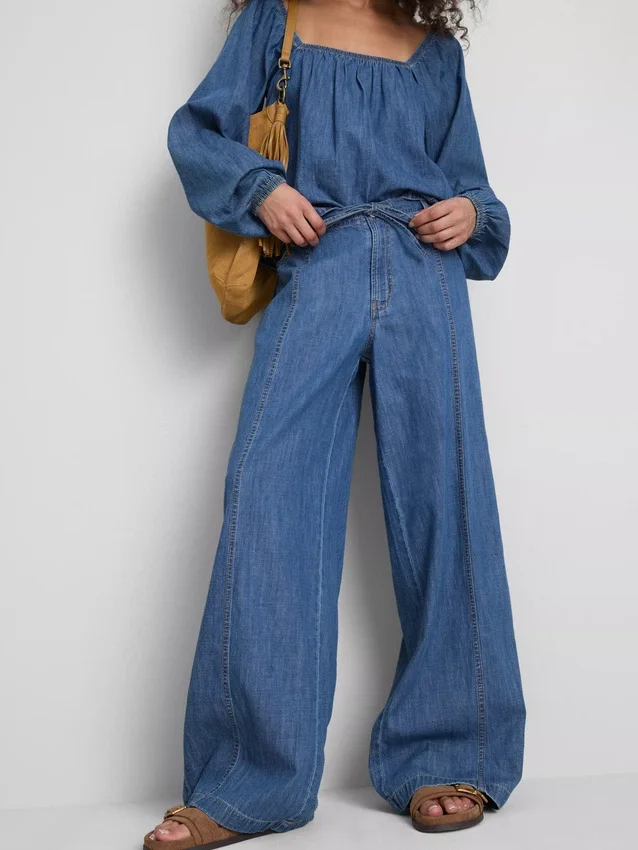 Paula Echevarría – byxor med vida ben i bomullsrik denim