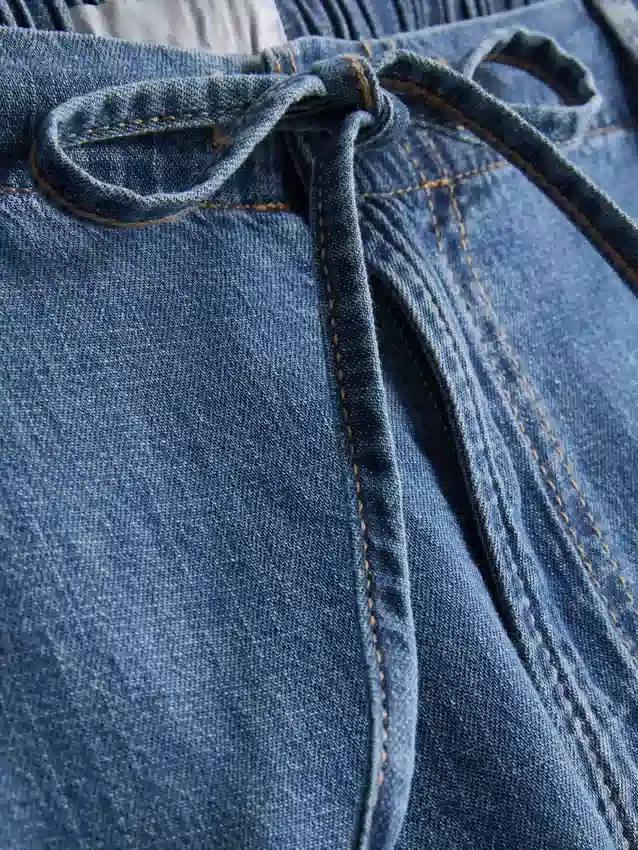 Paula Echevarría – byxor med vida ben i bomullsrik denim