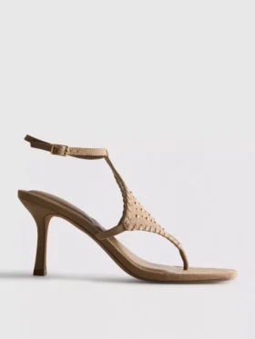 Paula Echevarría sandaler med nitar