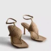 Paula Echevarría sandaler med nitar