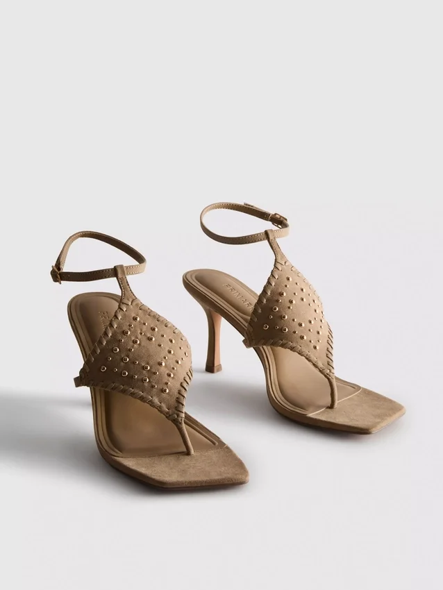 Paula Echevarría sandaler med nitar