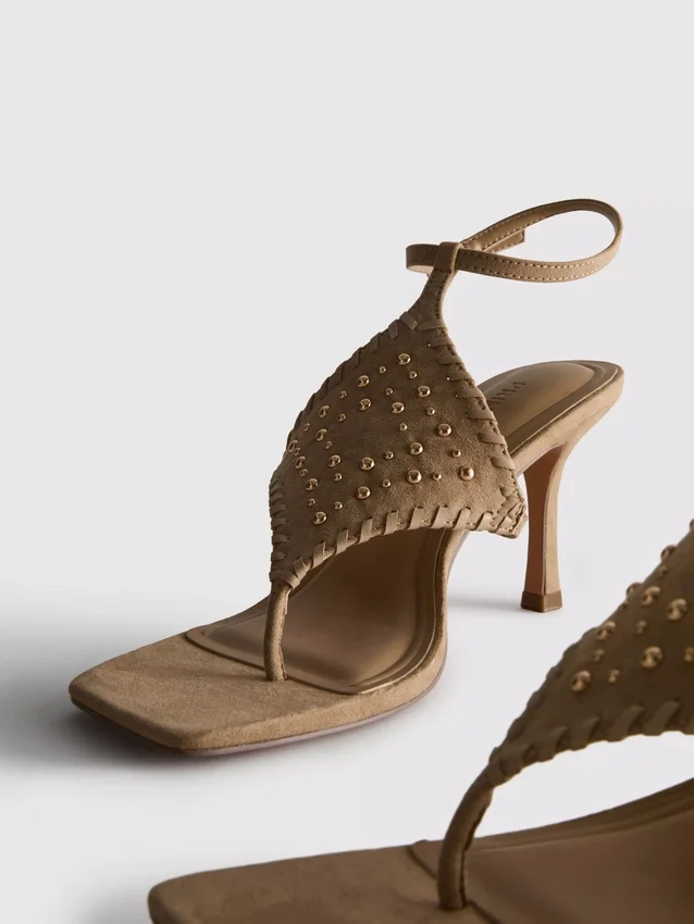 Paula Echevarría sandaler med nitar