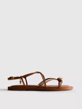 Paula Echevarría sandaler med remmar och charm
