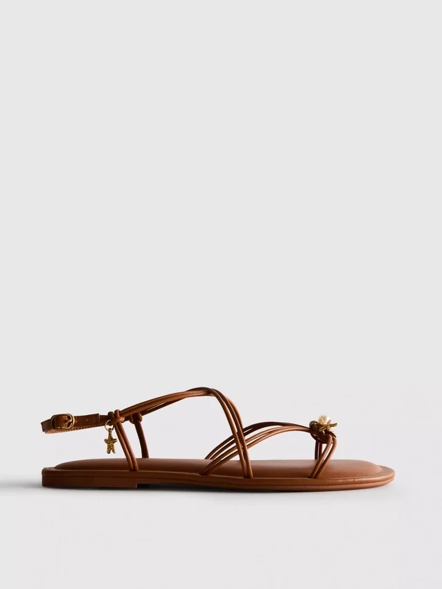 Paula Echevarría sandaler med remmar och charm