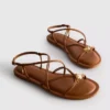 Paula Echevarría sandaler med remmar och charm